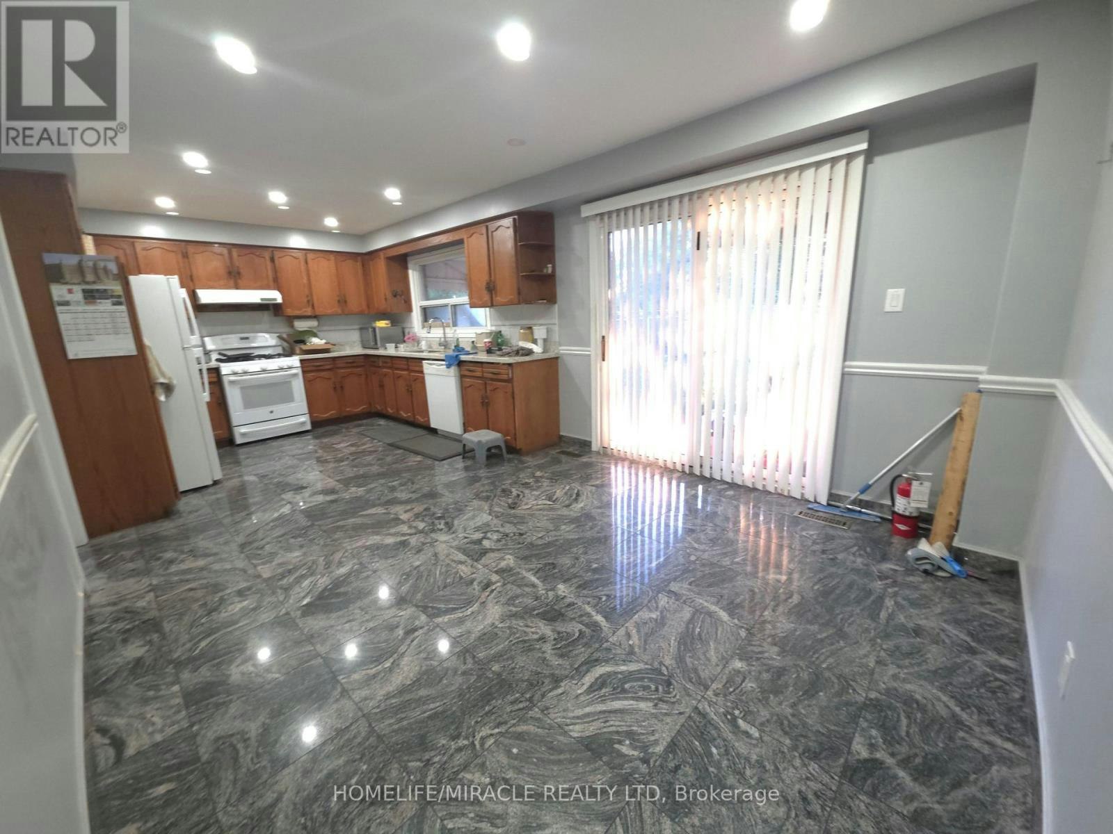 36 Kearney Drive, Toronto, ON, M9W 5J8 - 7