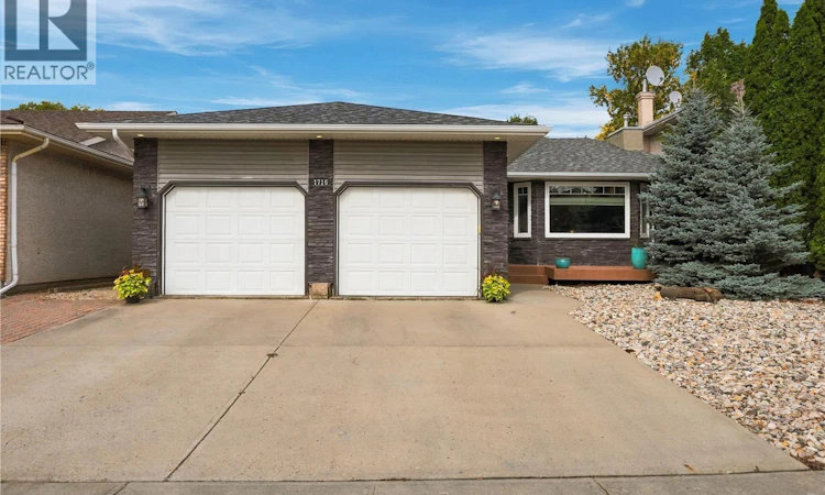 1716 Clive Bay E
