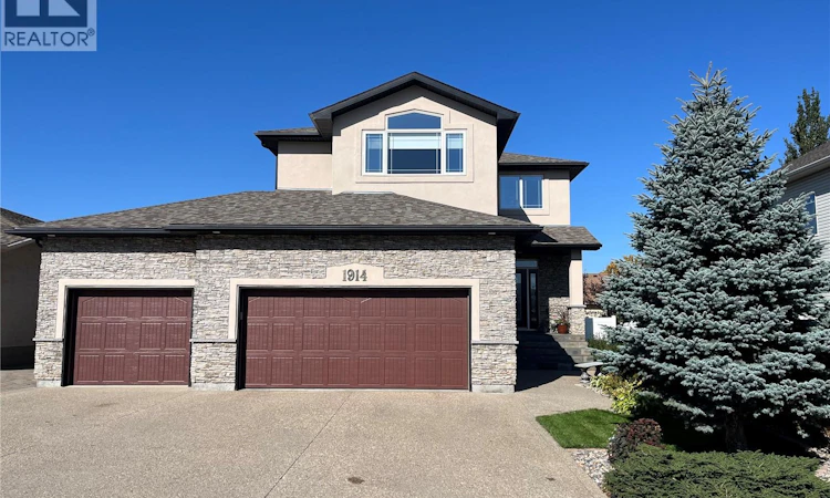 1914 Laurier Crescent E