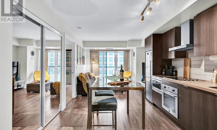 501-300 Front Street W