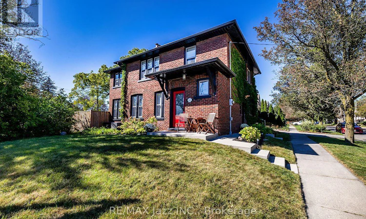 142 Adelaide Avenue W