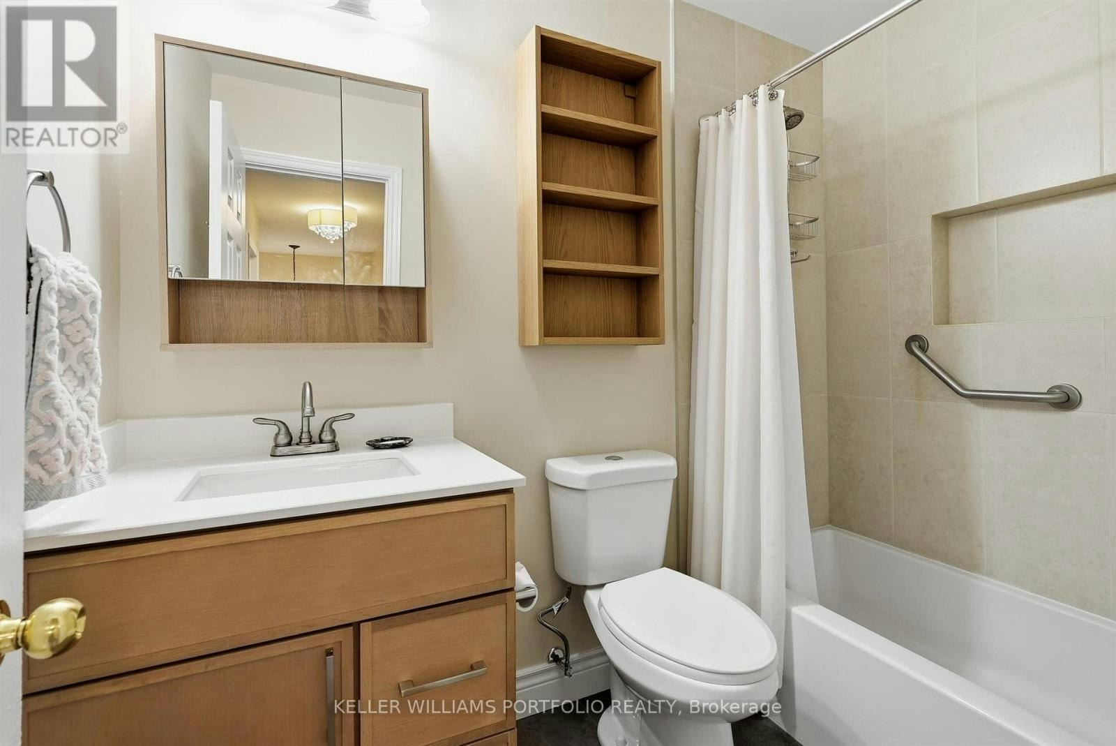 32 Henderson Drive, Aurora, ON, L4G 3L2 - 32