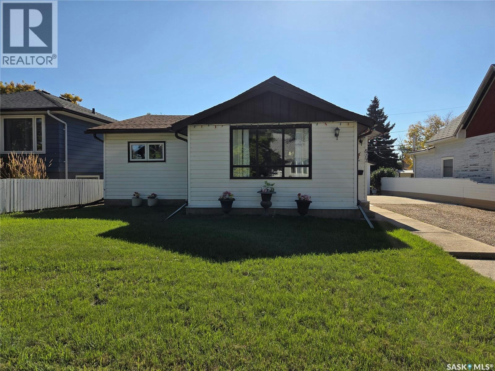 817 Stadacona Street E, Moose Jaw, SK, S6H 0K5