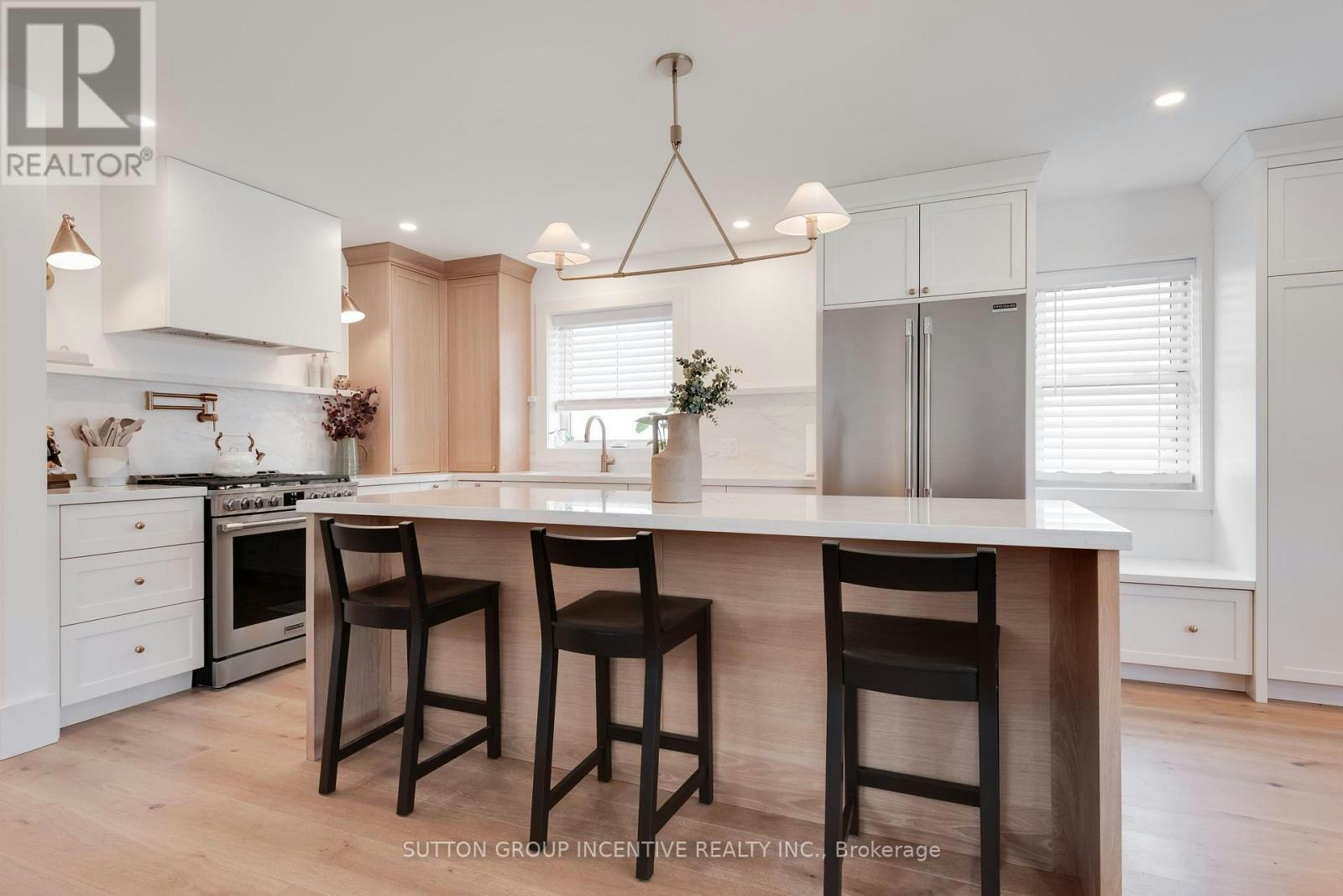 16 Robindale Avenue, Toronto, ON, M8W 4A9