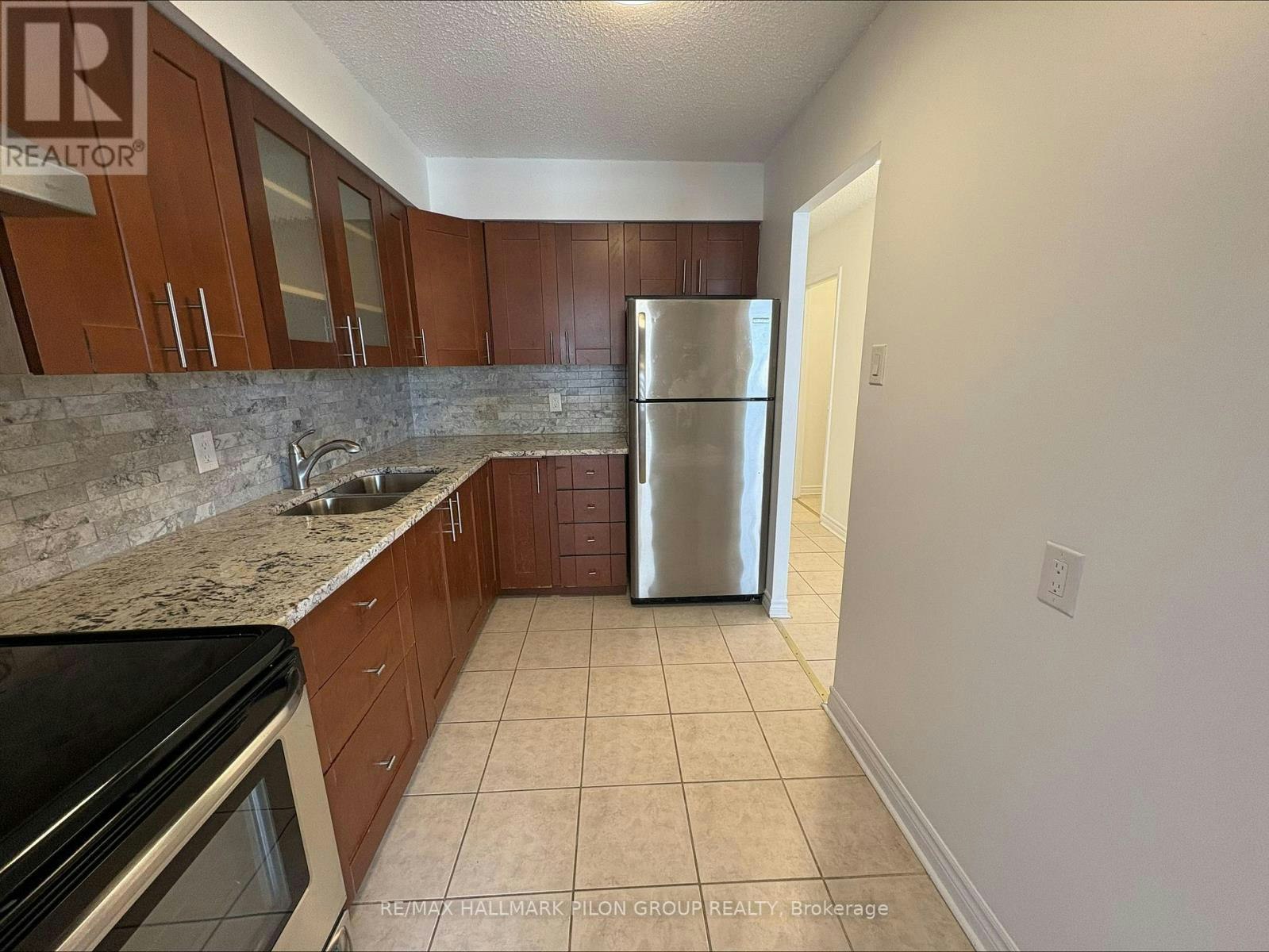 904 158b Mcarthur Avenue, Ottawa, ON, K1L 8C9 - 2
