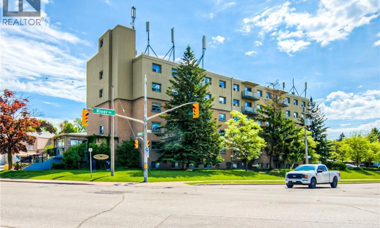501-283 Fairway Road N