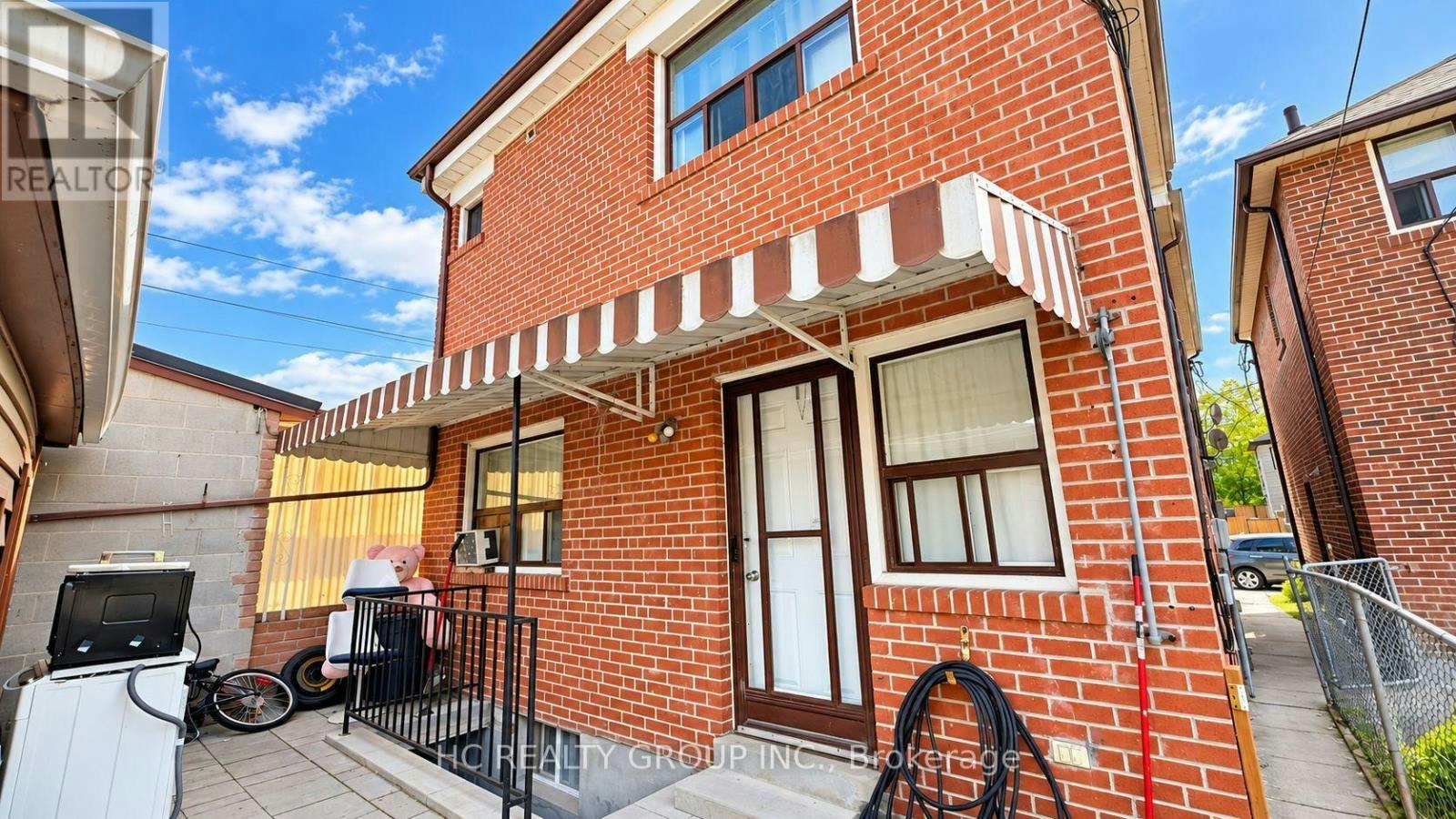 UPPER-34 Carus Avenue, Toronto, ON, M6G 2A4 - 2
