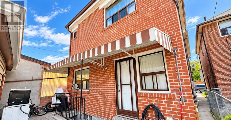 UPPER-34 Carus Avenue, Toronto, ON, M6G 2A4 - 2