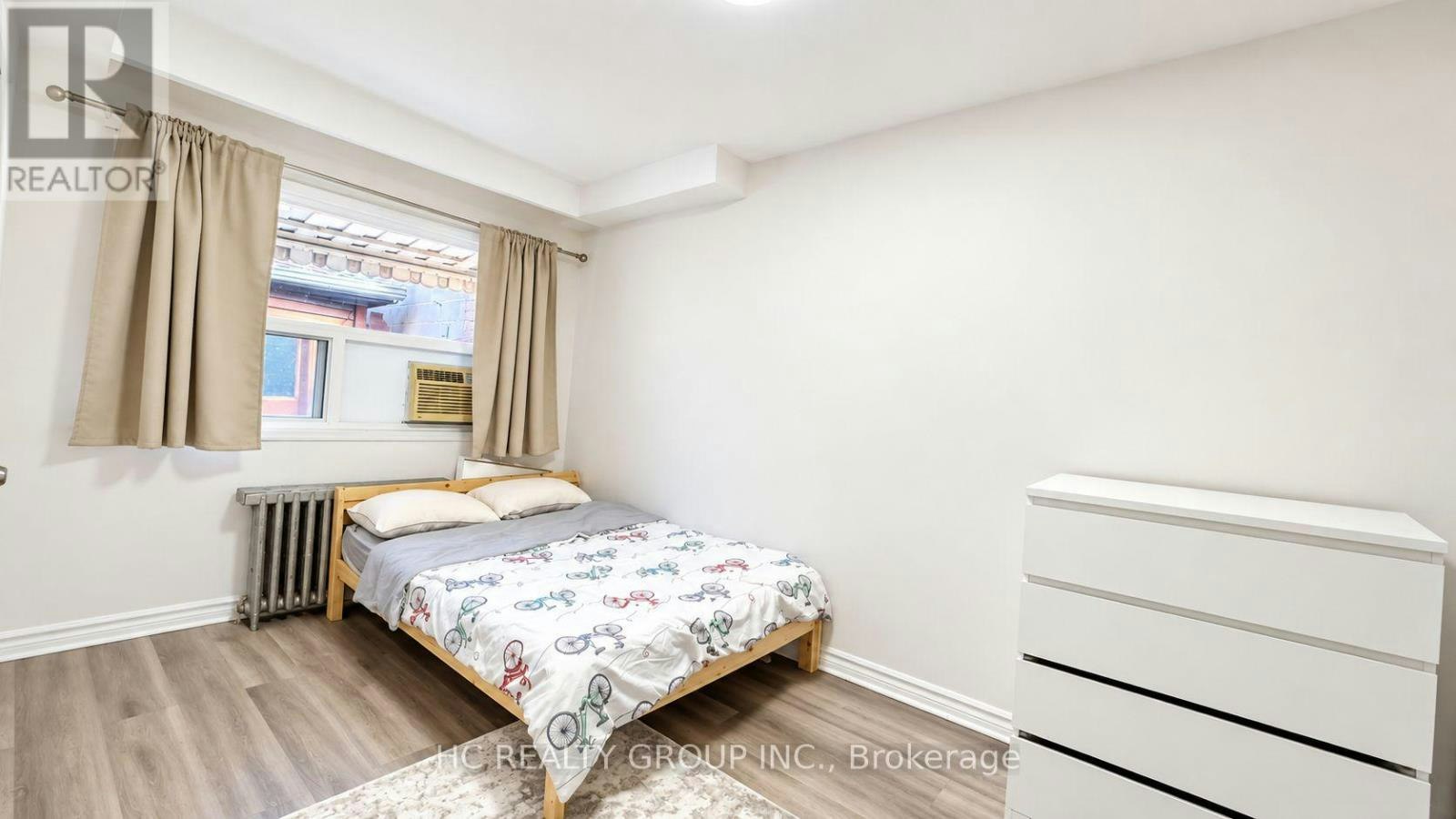 UPPER-34 Carus Avenue, Toronto, ON, M6G 2A4 - 6