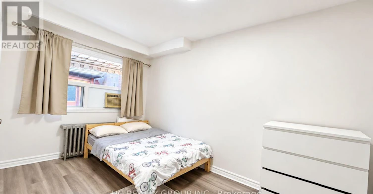 UPPER-34 Carus Avenue, Toronto, ON, M6G 2A4 - 6