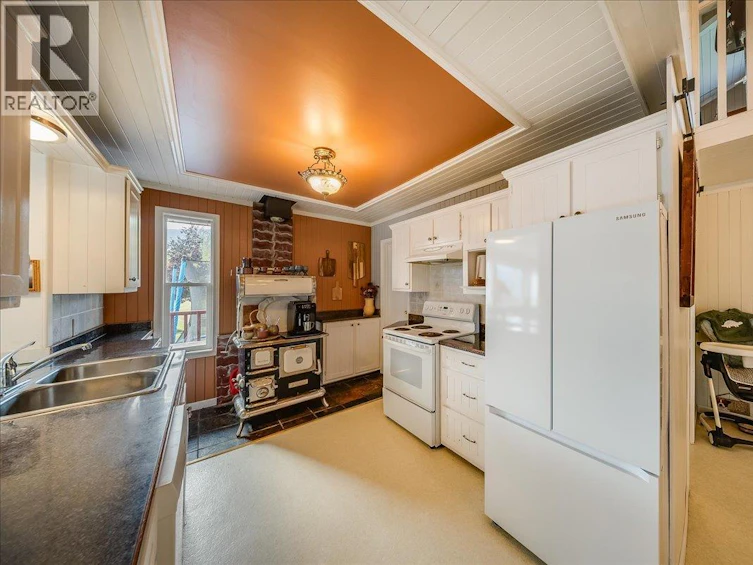 2396 Nault Road, Pass Creek, BC, V1N 4T5 - 16