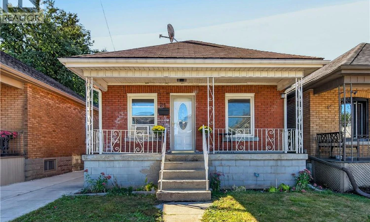 21 Cameron Avenue N