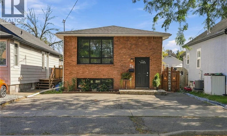 34 Grantham Avenue S