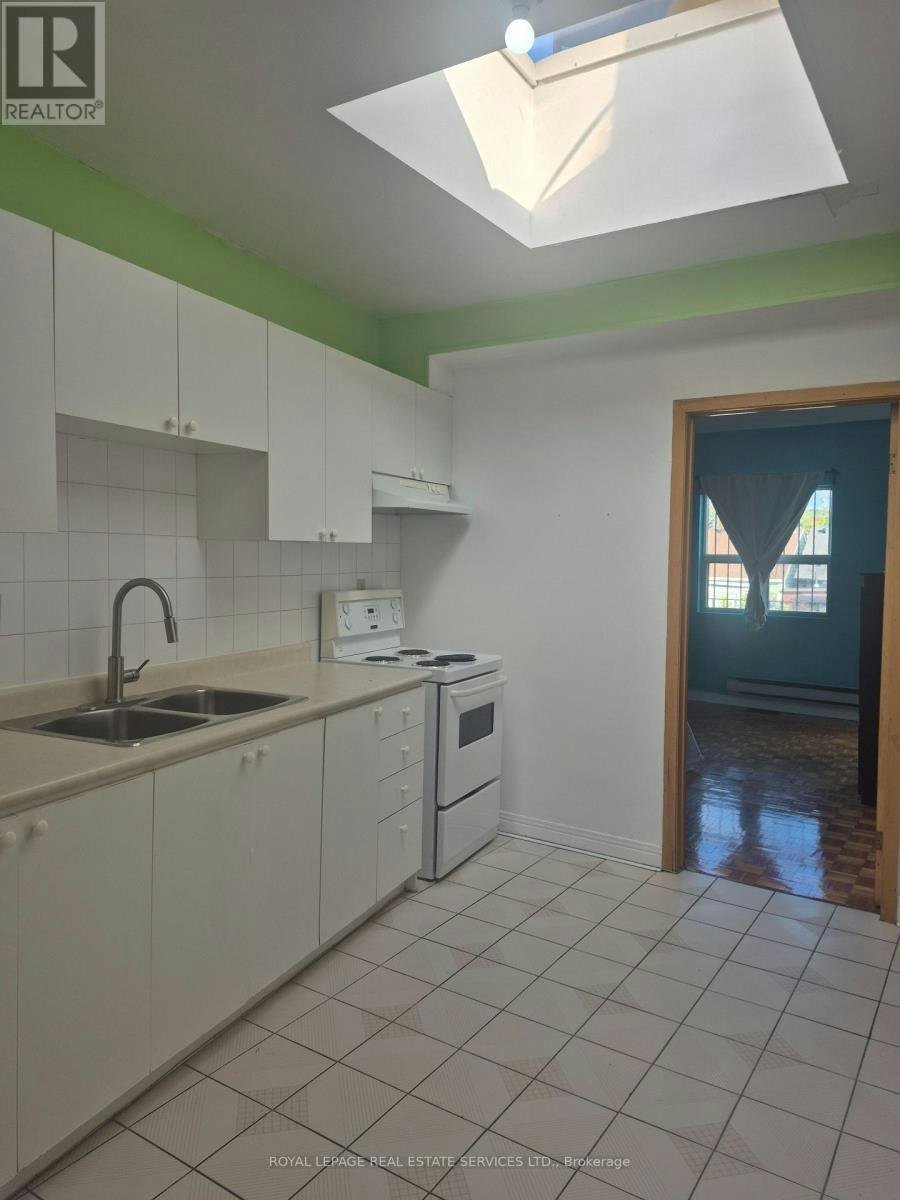 1584 Dundas Street W, Toronto, ON, M6K 1T8 - 4