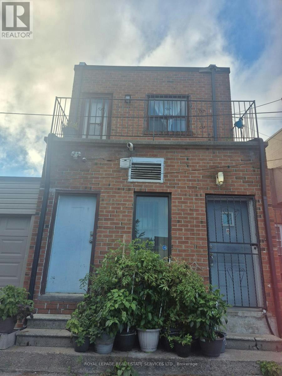1584 Dundas Street W, Toronto, ON, M6K 1T8