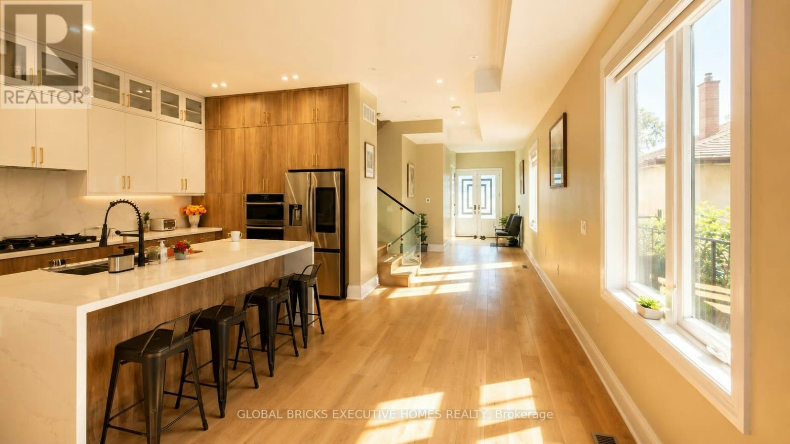 25A Pine Avenue N, Mississauga, ON, L5H 2P9 2