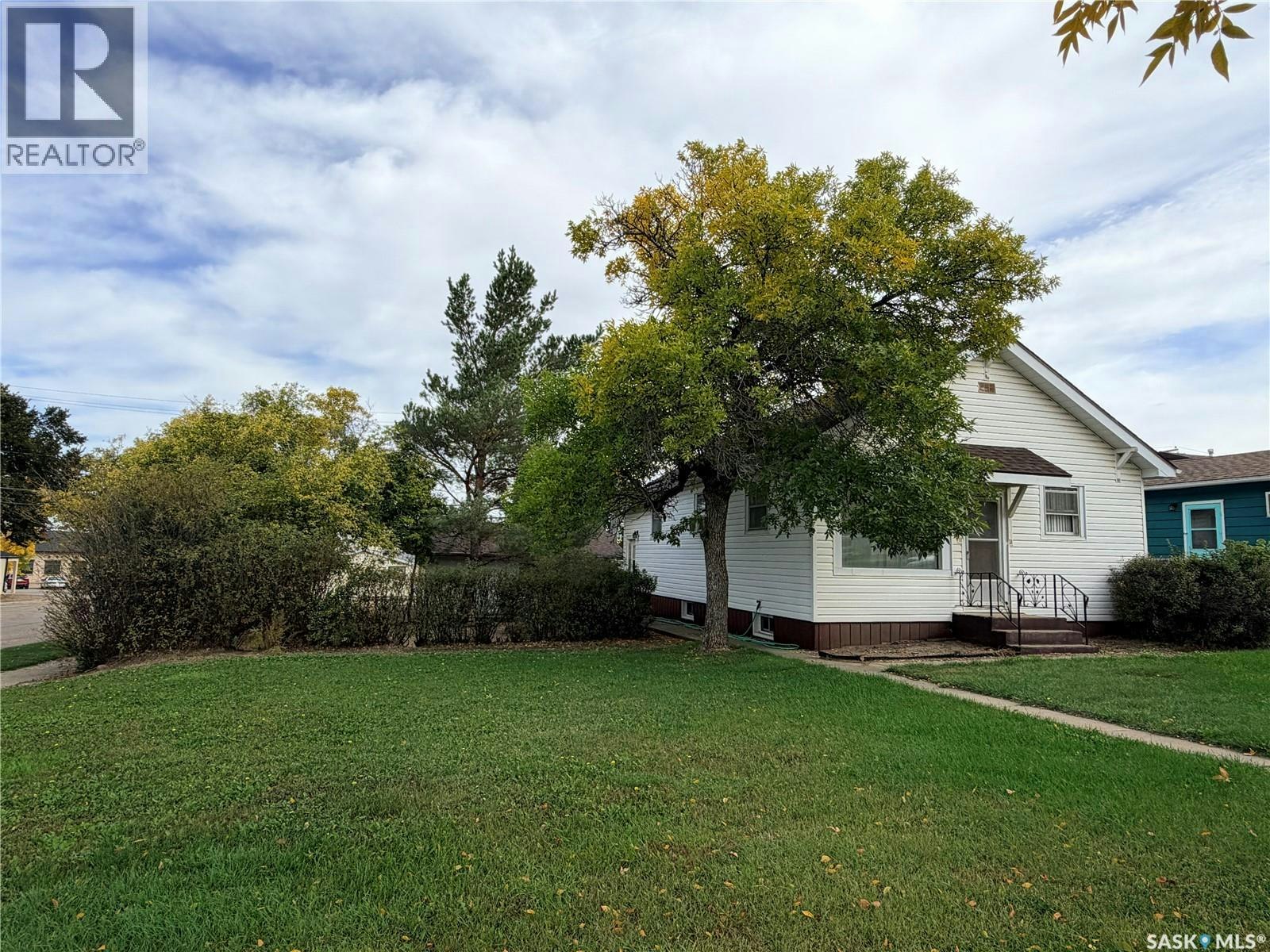 203 4th Avenue E, Assiniboia, SK, S0H 0B0