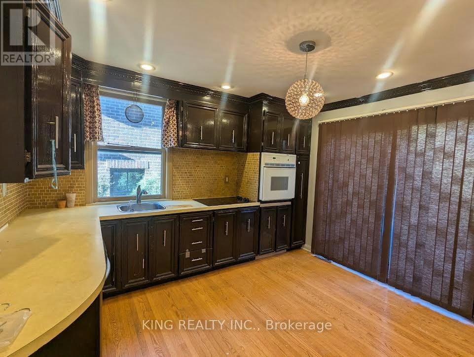 15 Roxaline Street, Toronto, ON, M9P 2Y6 - 4