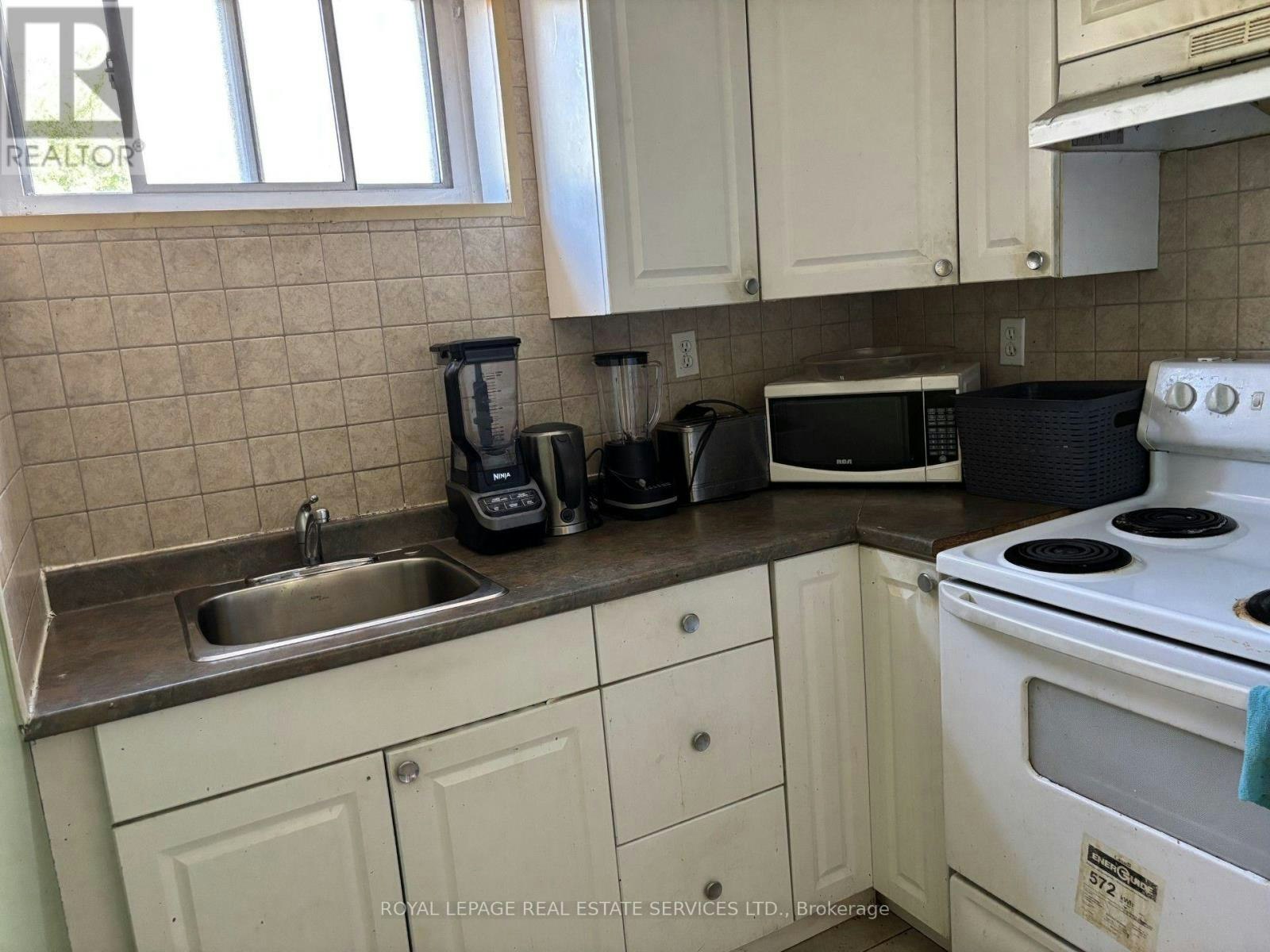 ROOM-15 Sonnet Court, Toronto, ON, M6L 1J6 - 6