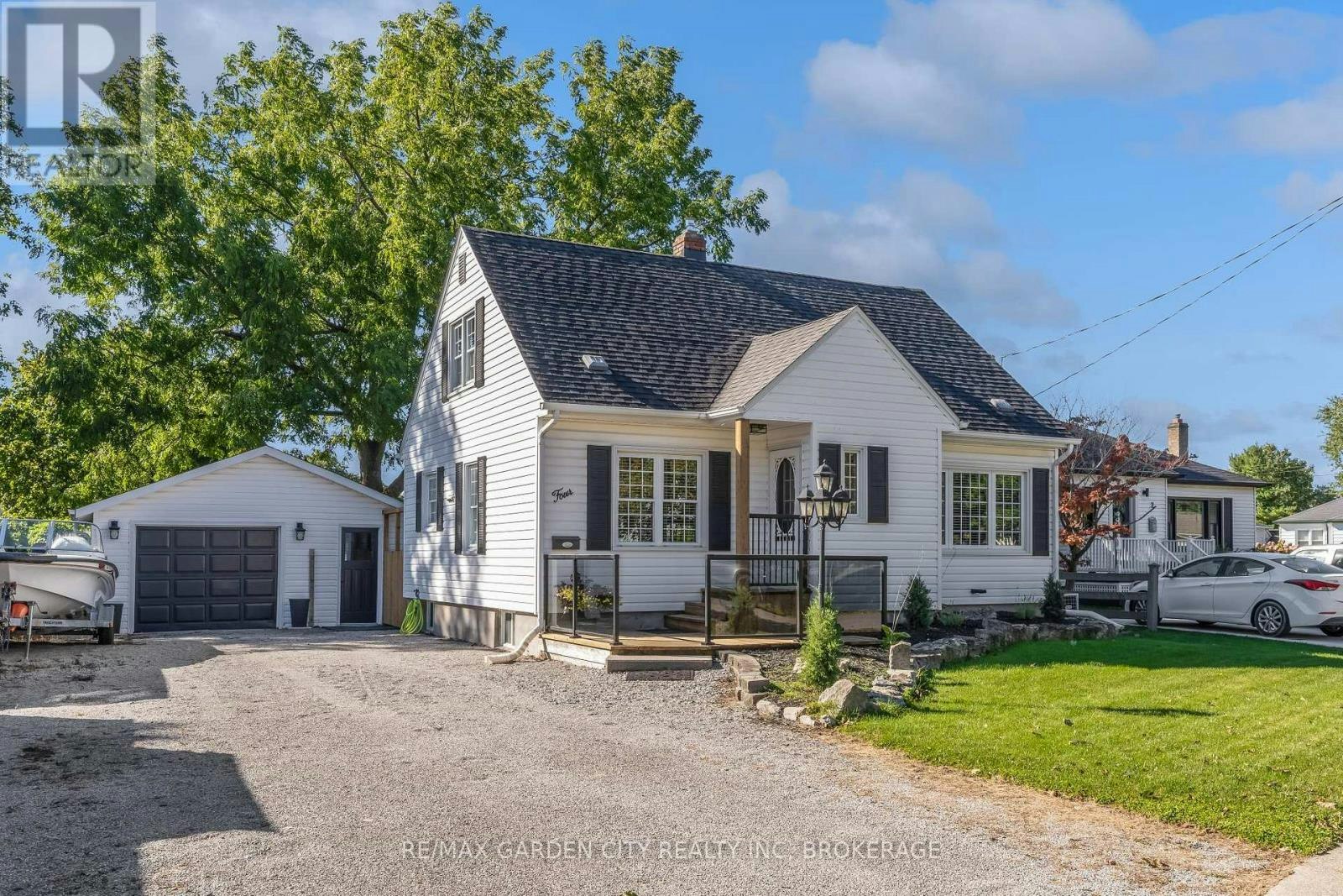 4 Manor Road, St. Catharines, ON, L2N 3B5