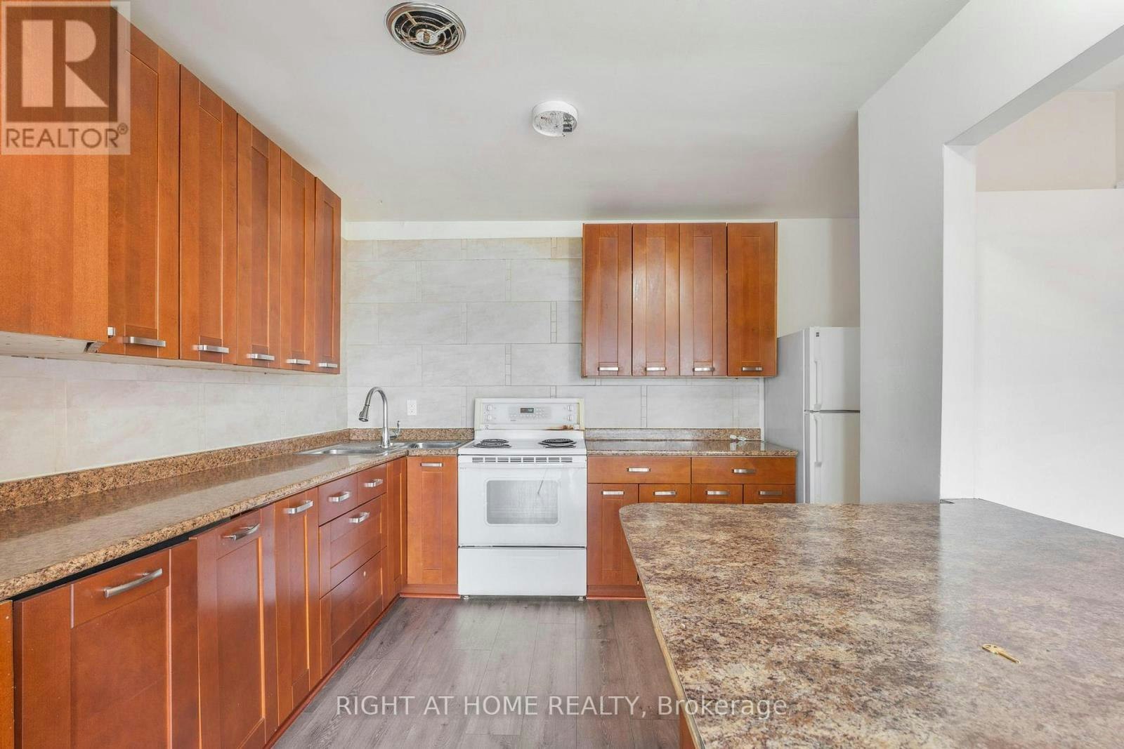 1698A Eglinton Avenue W, Toronto, ON, M6E 2H5 - 7