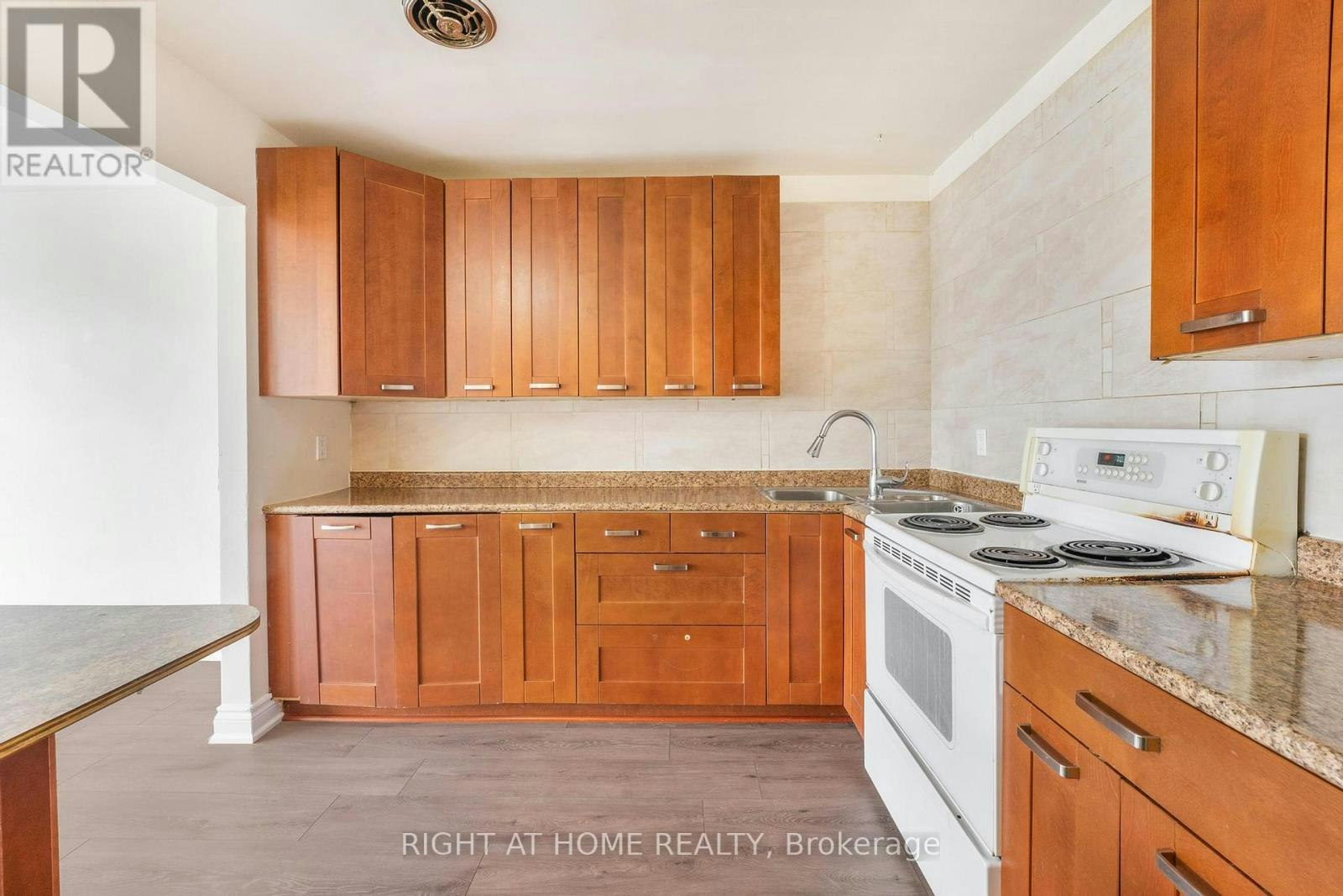 1698A Eglinton Avenue W, Toronto, ON, M6E 2H5 - 9