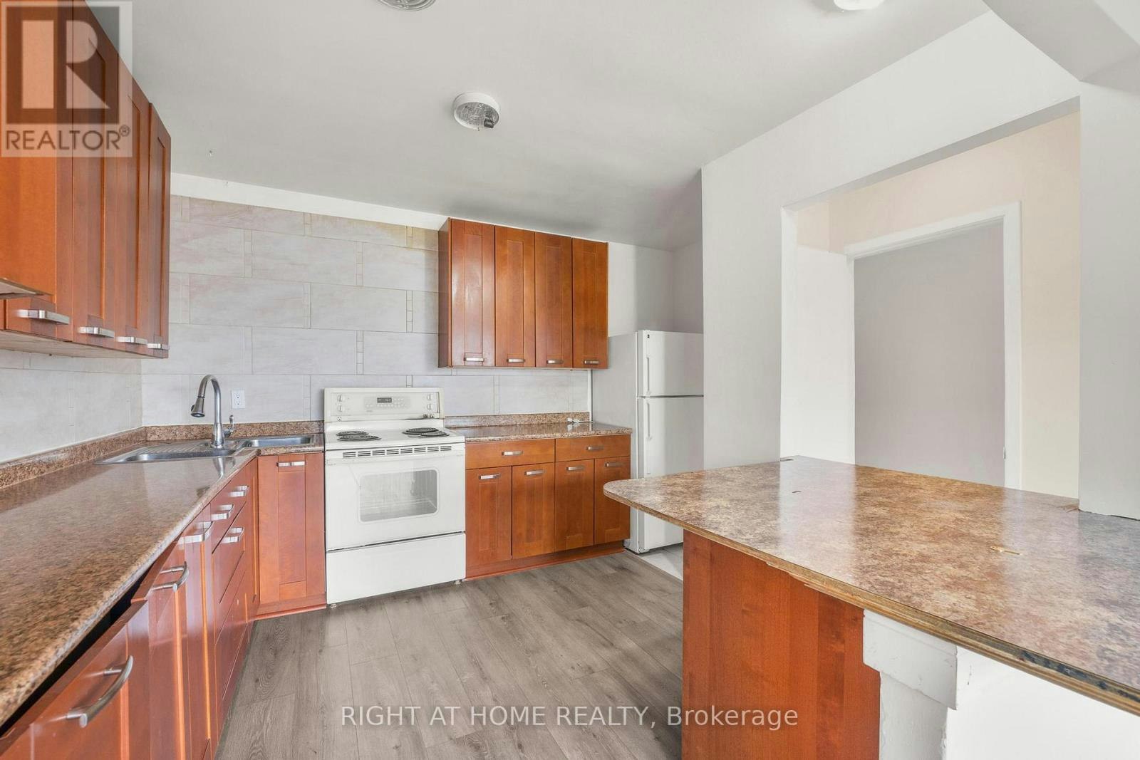 1698A Eglinton Avenue W, Toronto, ON, M6E 2H5 - 6
