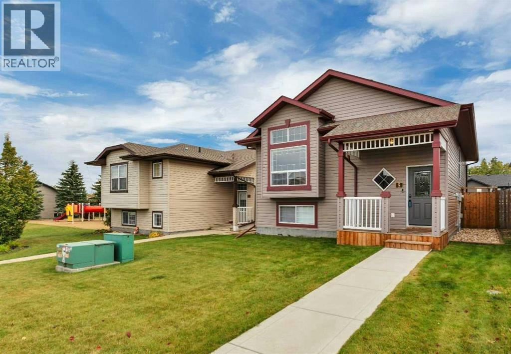 5 Wilkinson Circle, Sylvan Lake, AB, T4S 2N7