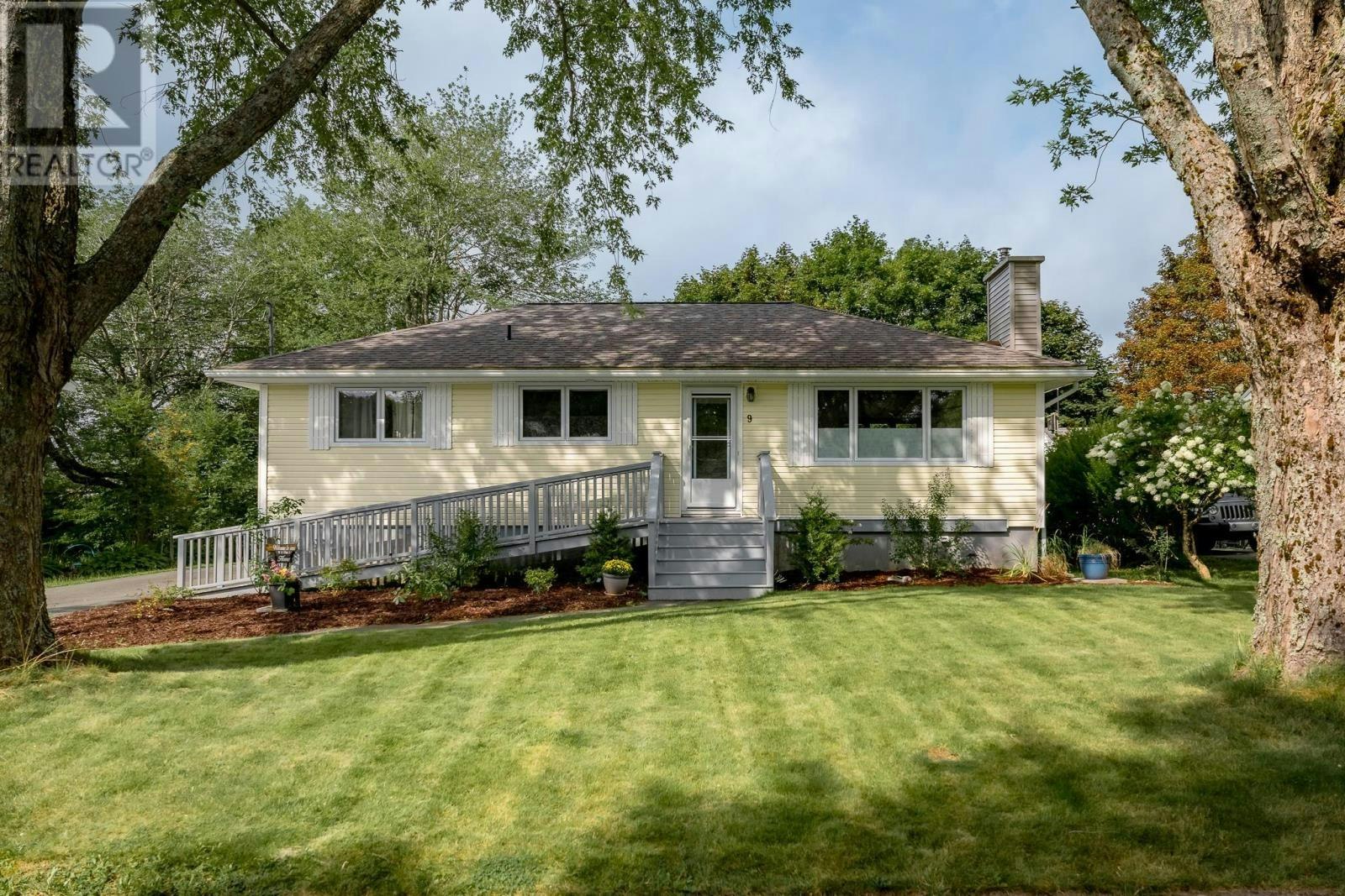 9 Brookhouse Road, Dartmouth, NS, B2W 1W5