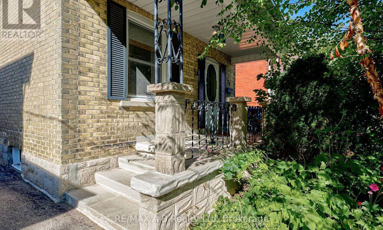 54 Mcnab Street S