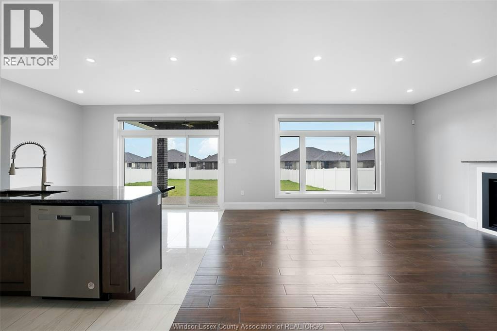 1933 Villa Canal Drive, Kingsville, ON, N9Y 0G5 - 11