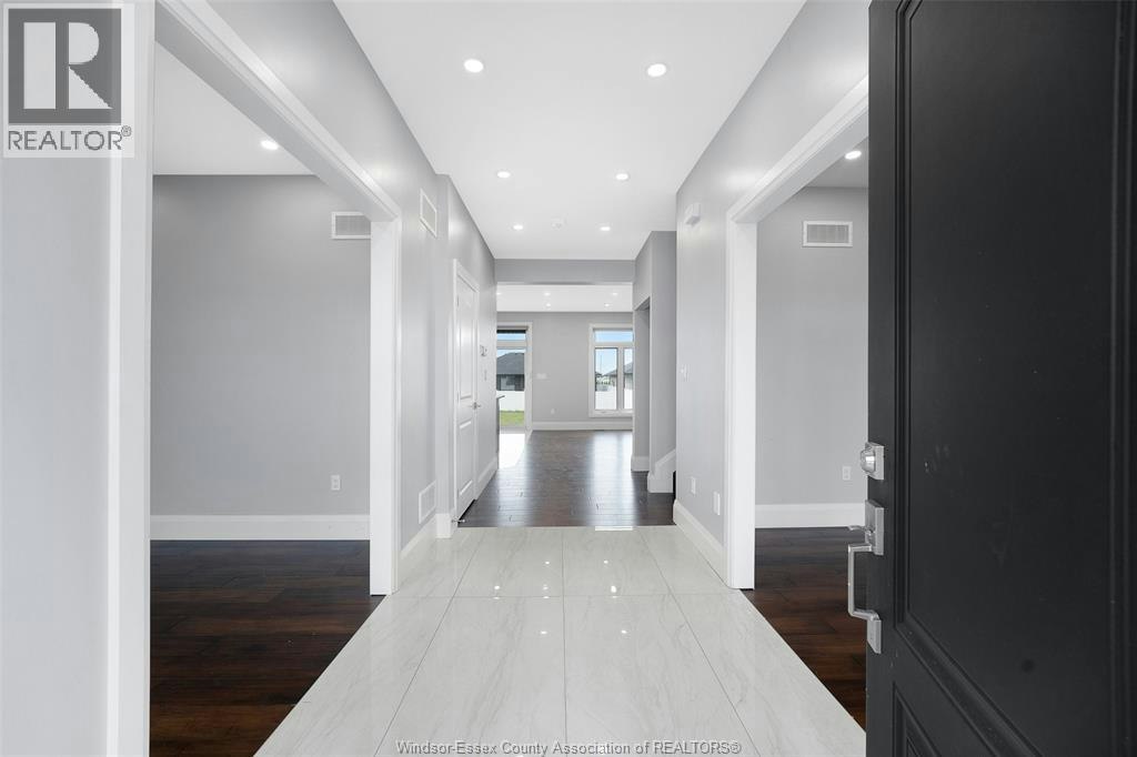 1933 Villa Canal Drive, Kingsville, ON, N9Y 0G5 - 9