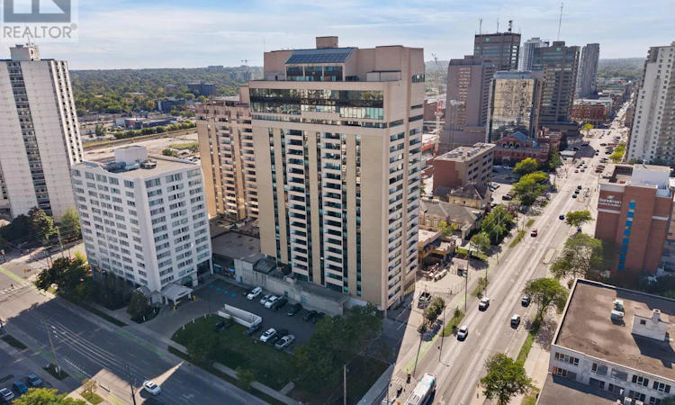 904-389 Dundas Street