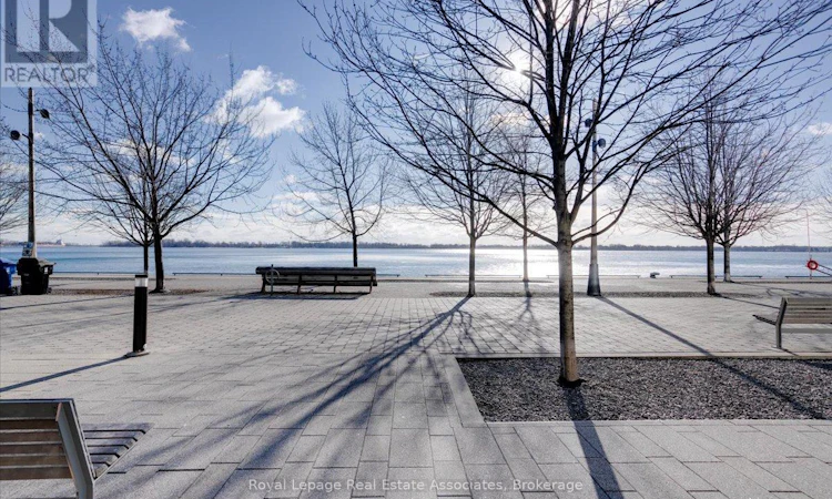 323-29 Queens Quay E