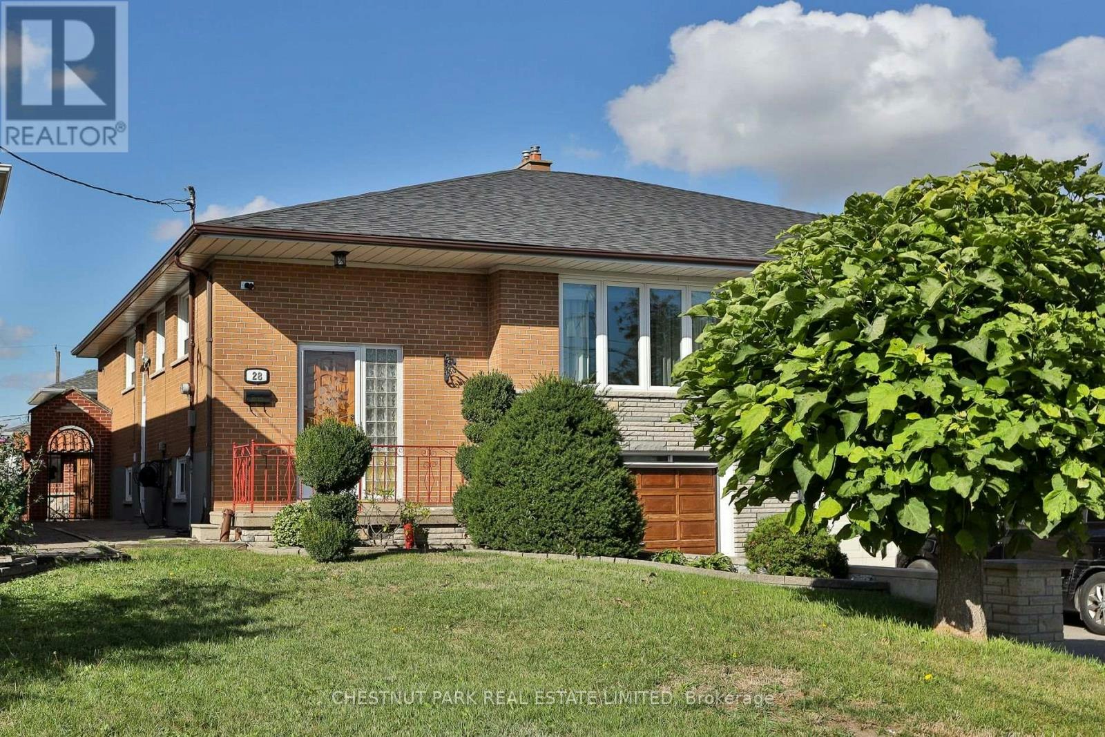28 Charrington Crescent, Toronto, ON, M3L 2C4