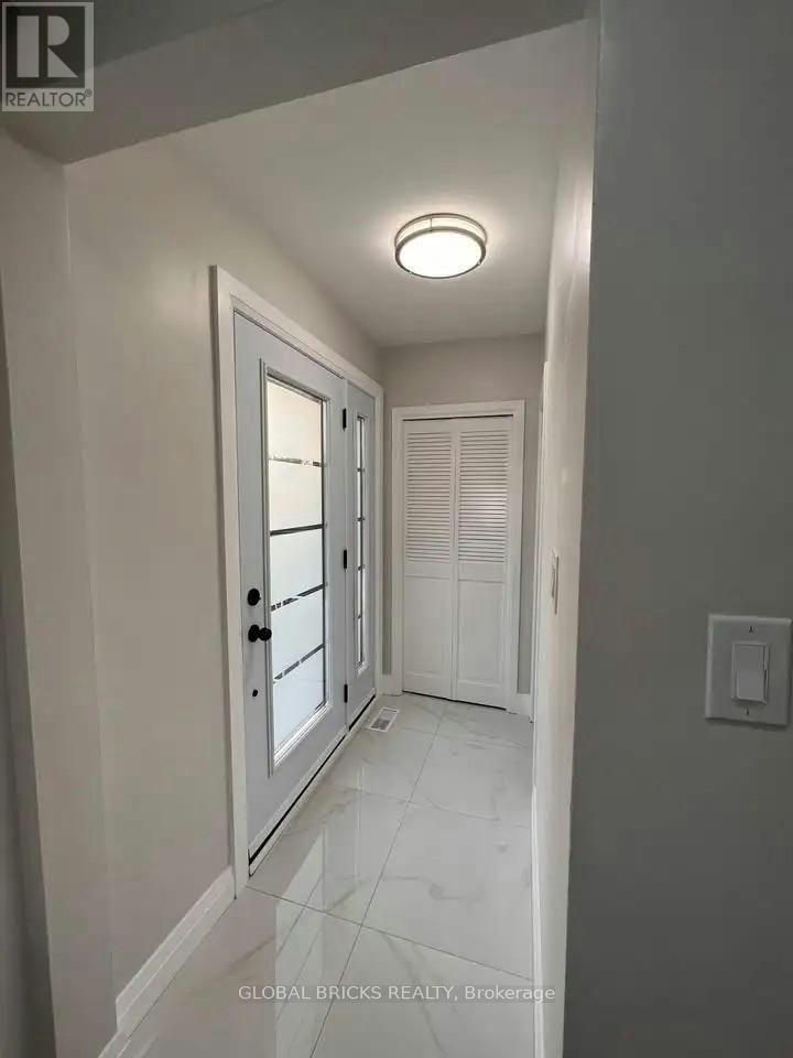 UPPER-49 Argyle Crescent, Brampton, ON, L6T 1M9