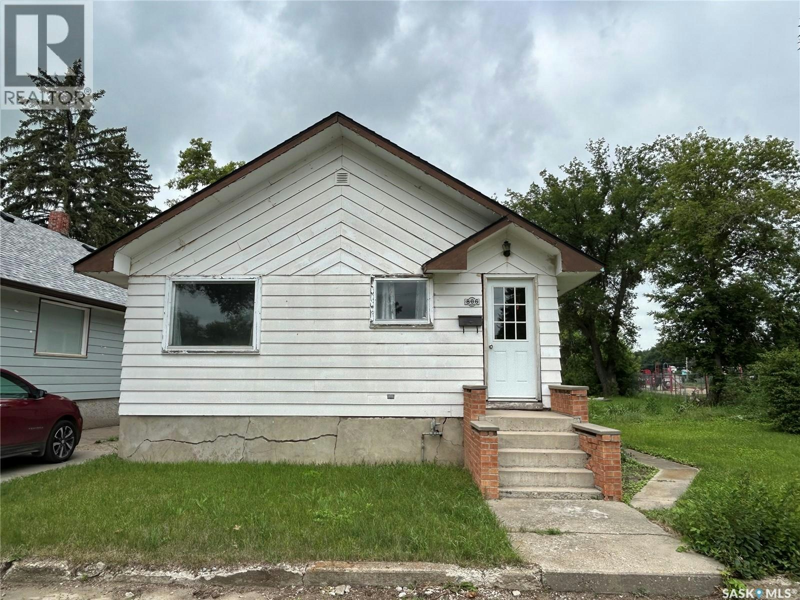 806 5th Avenue SW, Moose Jaw, SK, S6H 5W3
