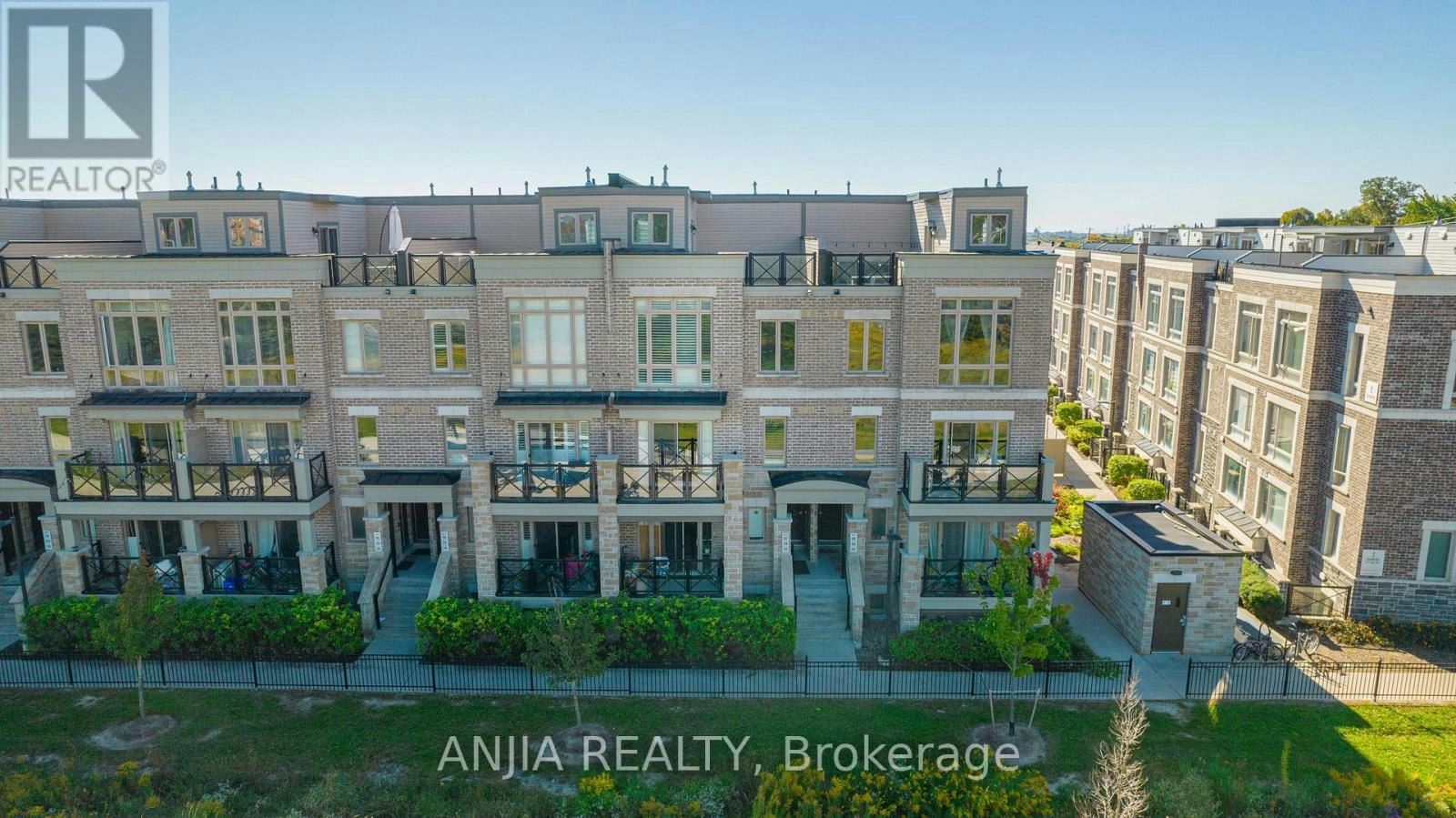 207-10 Dunsheath Way, Markham, ON, L6B 1N3