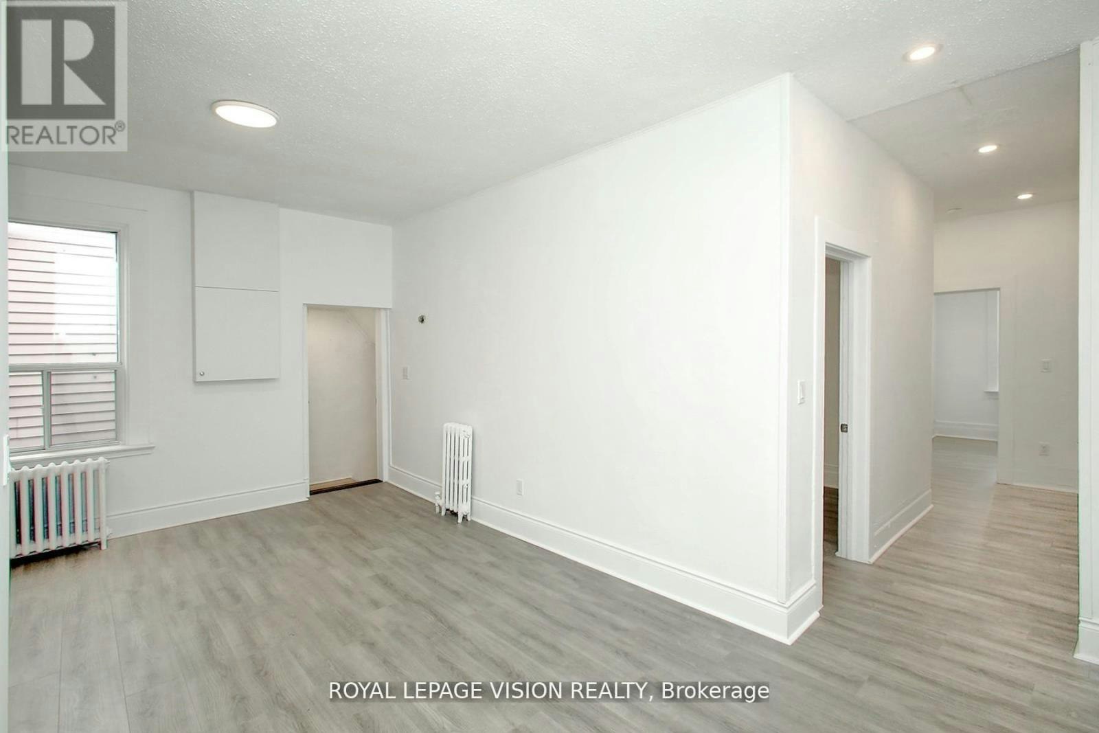 UPPER-819 Pape Avenue, Toronto, ON, M4K 3V1 - 5
