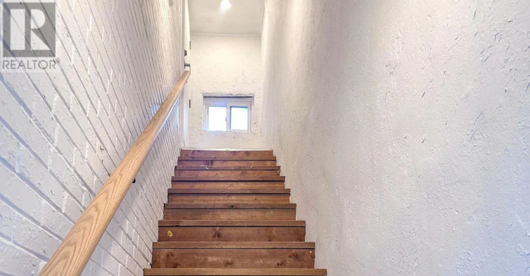 UPPER-819 Pape Avenue, Toronto, ON, M4K 3V1 - 3