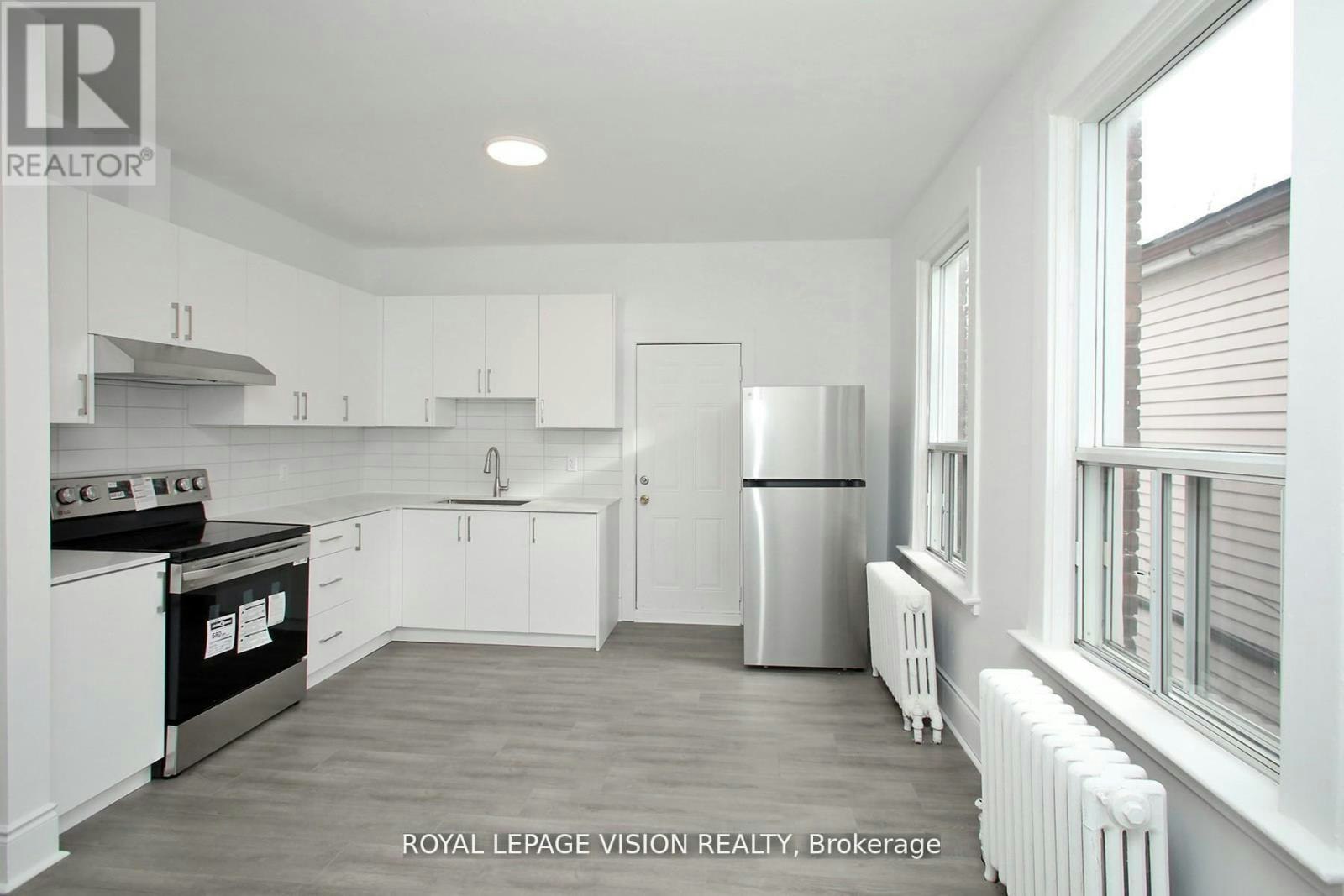UPPER-819 Pape Avenue, Toronto, ON, M4K 3V1 - 4