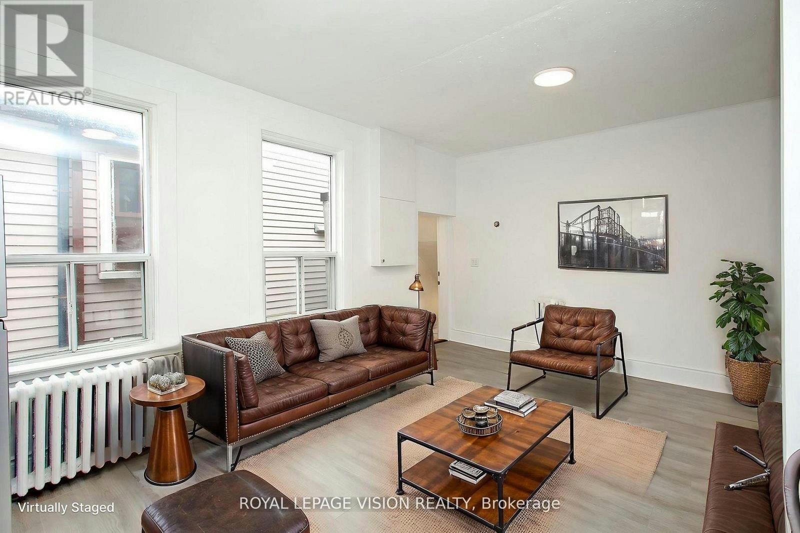 UPPER-819 Pape Avenue, Toronto, ON, M4K 3V1
