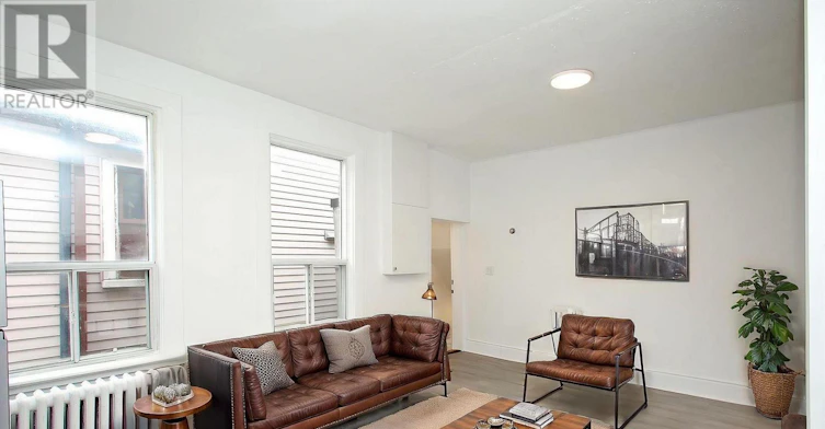 UPPER-819 Pape Avenue, Toronto, ON, M4K 3V1