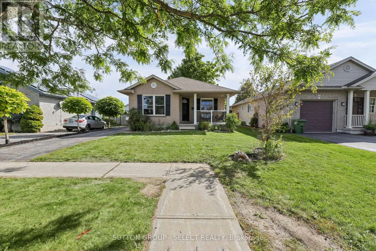 13 Goldenrod Court, St. Thomas, ON, N5P 4M7
