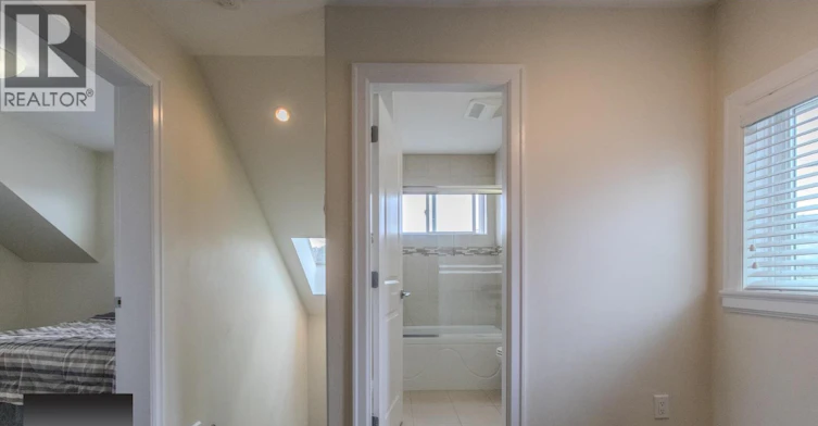 2570 E 2nd Avenue, Vancouver, BC, V5M 1C6 - 8