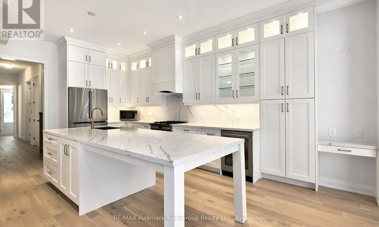 5-11 Bay Street E