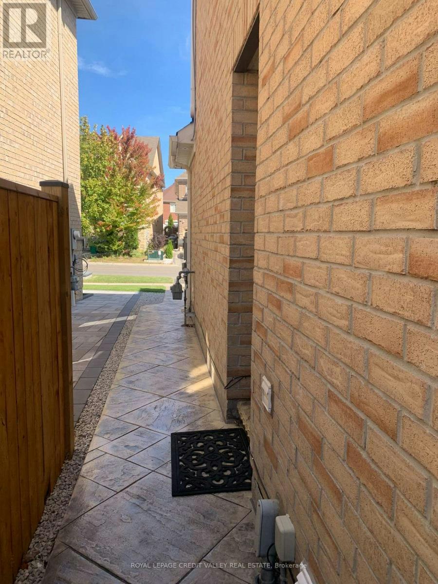 4 Bonnie Braes Drive, Brampton, ON, L6Y 0G8 - 3