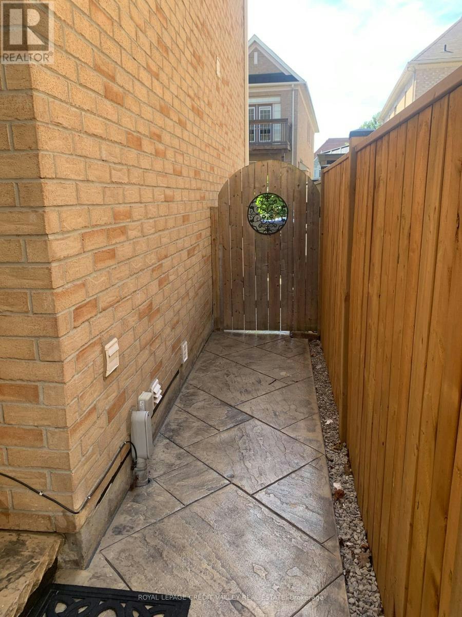 4 Bonnie Braes Drive, Brampton, ON, L6Y 0G8 - 2