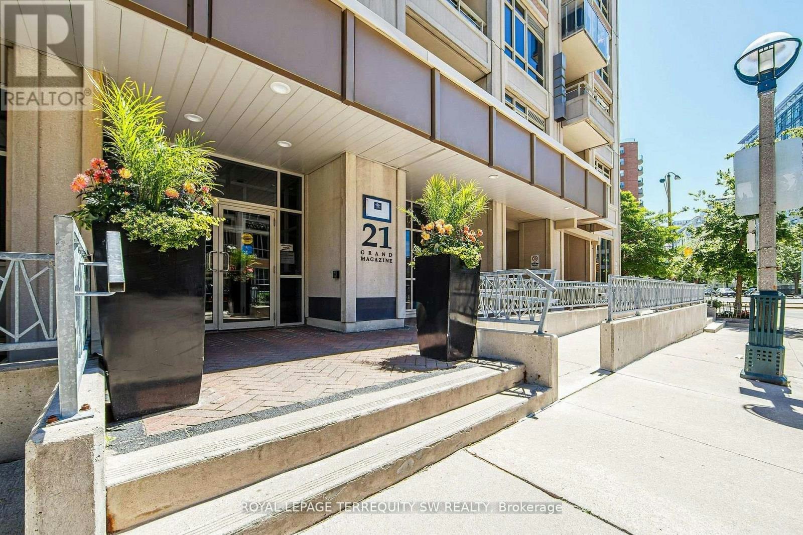 809-21 Grand Magazine Street, Toronto, ON, M5V 1B5 - 2
