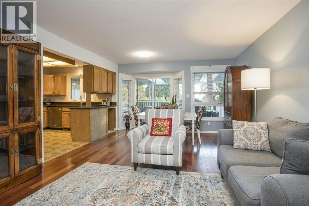 Upper-9890 Lyndhurst Street, Burnaby, BC, V3J 1G1 4